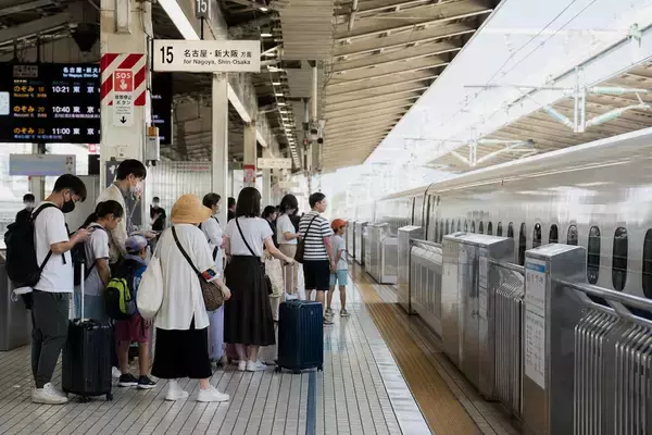 「新幹線の帰省ラッシュは“地獄”。泣き出す子供、指定席なのに「譲っていただけませんか？」に困惑／実は「お子さま連れ車両」が90本走っている」の画像