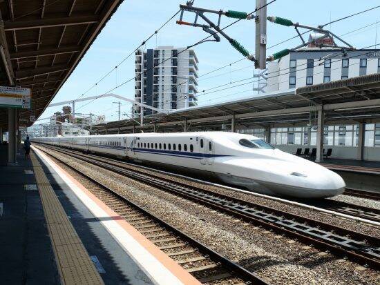 新幹線で降りようとする隣の男性を無視…通せんぼする“迷惑女性客”を「押しのけて強行突破した」結果――年末年始ベスト