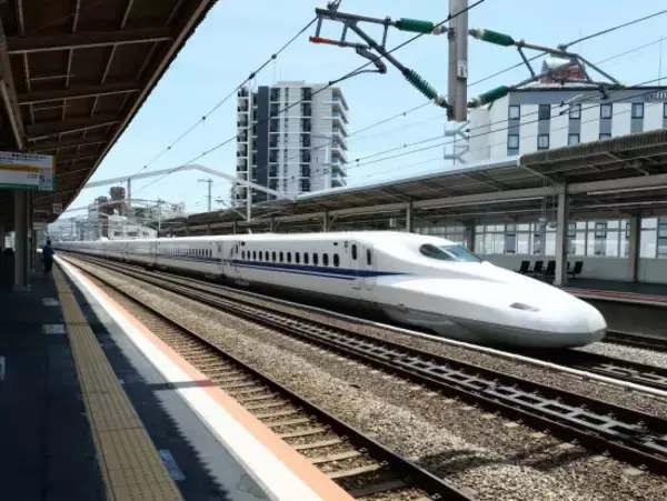 「新幹線で降りようとする隣の男性を無視…通せんぼする“迷惑女性客”を「押しのけて強行突破した」結果――年末年始ベスト」の画像