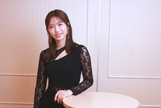 「毎日ベッドで泣いていました」…横山由依（32）が語る、AKB時代の“リーダーの重圧”と「救われた“親友”の一言」