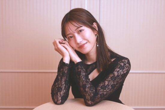 「毎日ベッドで泣いていました」…横山由依（32）が語る、AKB時代の“リーダーの重圧”と「救われた“親友”の一言」