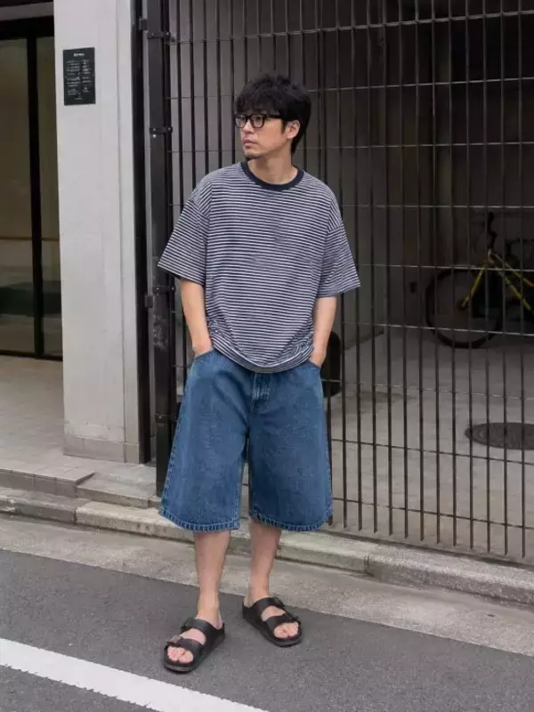 「ダサい中年男性はだいたい陥る“流行を追っているつもりが「近所のオジサン化」する”夏のNGコーデ3選」の画像