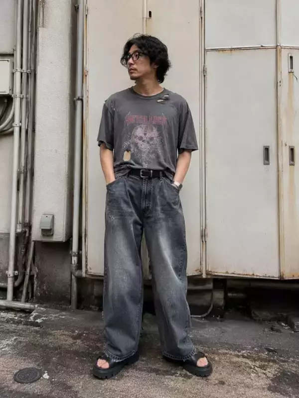 「ダサい中年男性はだいたい陥る“流行を追っているつもりが「近所のオジサン化」する”夏のNGコーデ3選」の画像