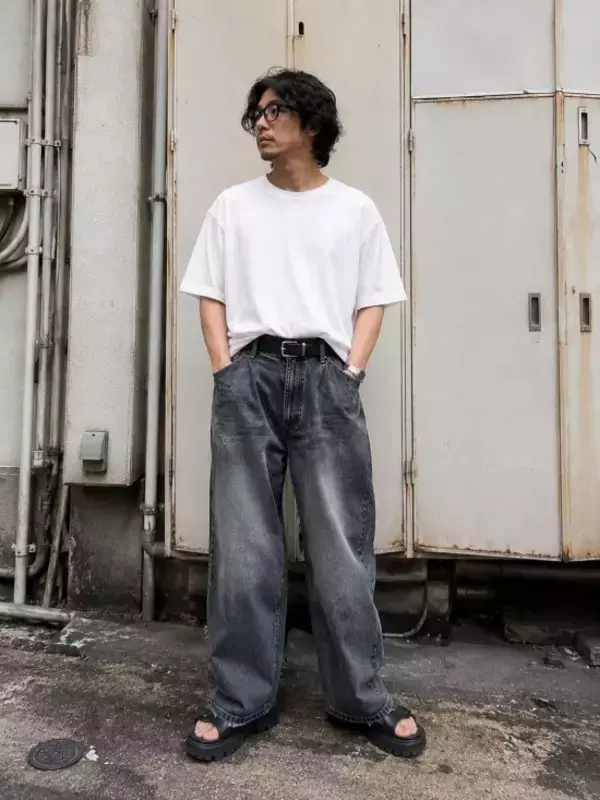 「ダサい中年男性はだいたい陥る“流行を追っているつもりが「近所のオジサン化」する”夏のNGコーデ3選」の画像