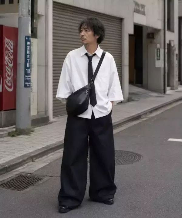 「ダサい中年男性はだいたい陥る“流行を追っているつもりが「近所のオジサン化」する”夏のNGコーデ3選」の画像