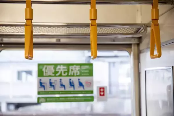 「「疲れてるから無理」満員電車で“優先席を譲ってほしい”と頼んだ妊婦が絶句した、若い男性のひと言」の画像
