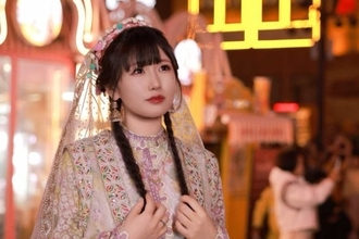 「文化大革命って何？」父と語る動画が話題の女性YouTuber。新疆ルーツの“知られざる少数民族”とは