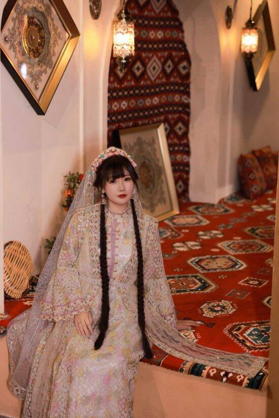 「文化大革命って何？」父と語る動画が話題の女性YouTuber。新疆ルーツの“知られざる少数民族”とは