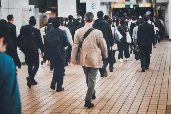 満員電車で隣の座席に荷物を置く女性…「どう見ても、寝たフリでした」その後、数秒の空白に起きた“驚きの攻防”