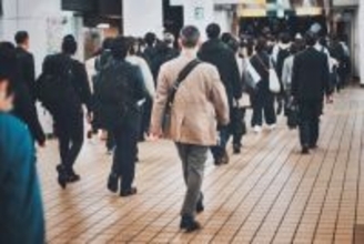 満員電車で隣の座席に荷物を置く女性…「どう見ても、寝たフリでした」その後、数秒の空白に起きた“驚きの攻防”