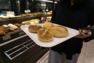 「毎日パンを買いに来る」70代男性には“真の目的”が…女性店員に“あり得ない要求”をして警察に通報されるまで――週末ベスト