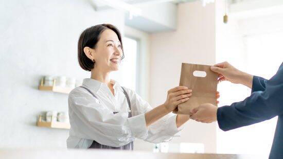 「毎日パンを買いに来る」70代男性には“真の目的”が…女性店員に“あり得ない要求”をして警察に通報されるまで――週末ベスト