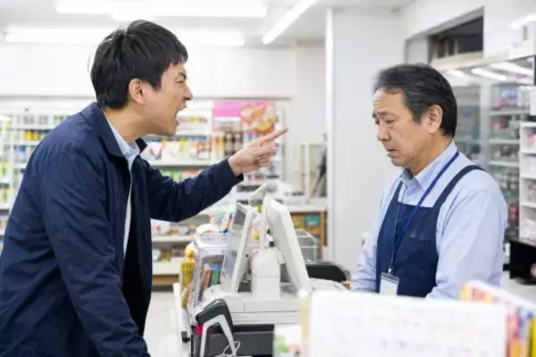 「触るんじゃない！」袋詰めした店長にアイスを投げつけた男性も…コンビニ店員が“二度と来ないでほしい客”