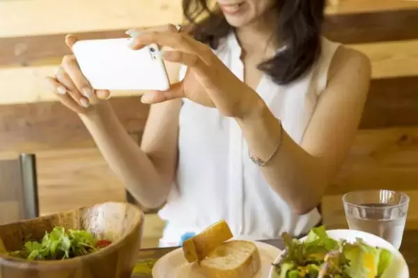 飲食店で「男性アイドルのアクスタを立てて写真を撮る女性」から「映り込んじゃうからどいて」と無茶ぶり。徹底的に拒否した結果…