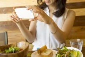 飲食店で「男性アイドルのアクスタを立てて写真を撮る女性」から「映り込んじゃうからどいて」と無茶ぶり。徹底的に拒否した結果…