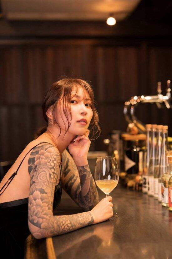 肩から手首まで刺青を…36歳女性が告白する、3度の離婚につながった壮絶な人生「愛情の示し方がわからなかった」