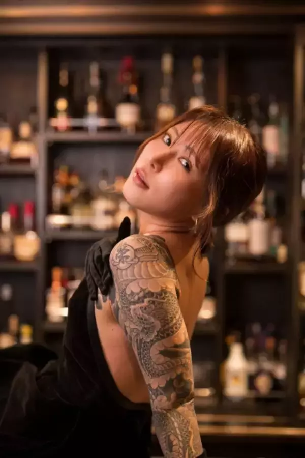 「肩から手首まで刺青を…36歳女性が告白する、3度の離婚につながった壮絶な人生「愛情の示し方がわからなかった」」の画像