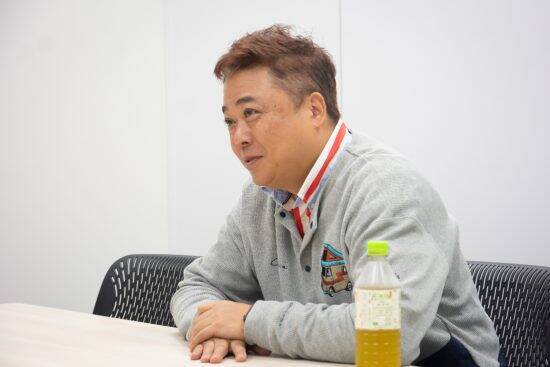 人気絶頂期に相方が逮捕、次の相方は急逝。“デスノート”と呼ばれた芸人が、それでもポジティブに生きられるワケ