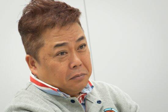 人気絶頂期に相方が逮捕、次の相方は急逝。“デスノート”と呼ばれた芸人が、それでもポジティブに生きられるワケ