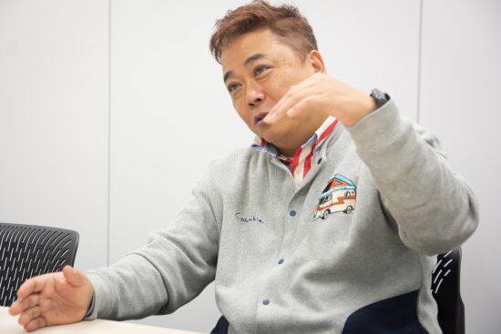 人気絶頂期に相方が逮捕、次の相方は急逝。“デスノート”と呼ばれた芸人が、それでもポジティブに生きられるワケ