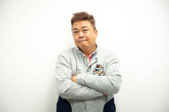 人気絶頂期に相方が逮捕、次の相方は急逝。“デスノート”と呼ばれた芸人が、それでもポジティブに生きられるワケ