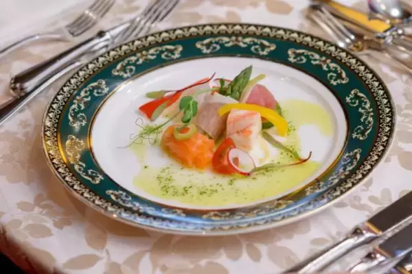 「「タダ飯」要求に低評価の報復も…飲食店を悩ませる“自称インフルエンサー”とステマの闇。箱根の高級宿は「絶対に応じない」宣言」の画像