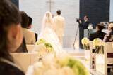 「婚礼業界は「もはや儲からないビジネス」に。10万件以上の結婚式が“失われる”なか、単価400万円台に引き上げる大手の戦略」の画像1
