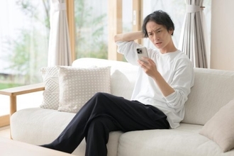 「首を45度傾けると頭の重量は20〜24kg」…スマホ首が引き起こす“5つのリスク”と簡単ストレッチ