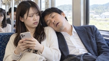 「早く！降りるってば！」満員電車で前の乗客の背中を叩いた女性を待っていた“まさかの結末”