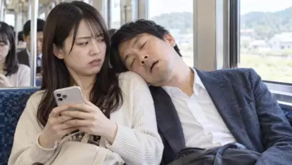 「早く！降りるってば！」満員電車で前の乗客の背中を叩いた女性を待っていた“まさかの結末”