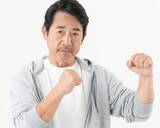 「「40歳過ぎてもパーカーを着続けるのはおかしい」“SNS女子の声”を「無視するおじさんの方がモテる」理由」の画像1