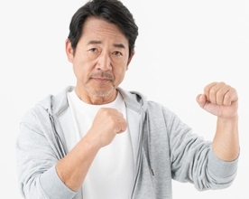 「40歳過ぎてもパーカーを着続けるのはおかしい」“SNS女子の声”を「無視するおじさんの方がモテる」理由