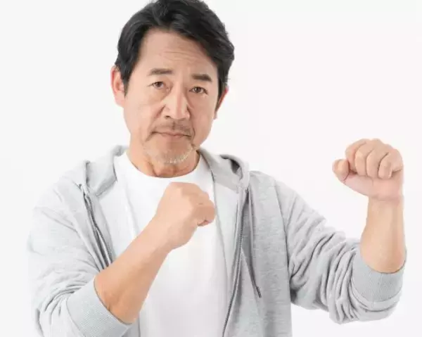 「40歳過ぎてもパーカーを着続けるのはおかしい」“SNS女子の声”を「無視するおじさんの方がモテる」理由