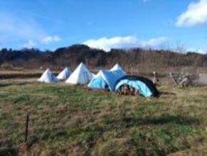 青森県の農地の一角に“突如現れた”白いテント群…住人を直撃「北欧スタイルの隠れ家で星とビールを楽しむ」78歳男性の半生