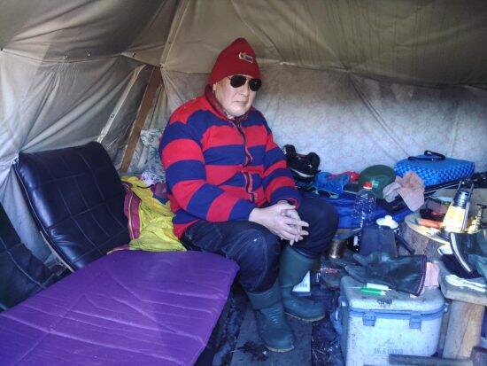 青森県の農地の一角に“突如現れた”白いテント群…住人を直撃「北欧スタイルの隠れ家で星とビールを楽しむ」78歳男性の半生