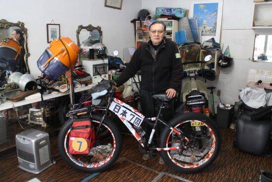 青森県の農地の一角に“突如現れた”白いテント群…住人を直撃「北欧スタイルの隠れ家で星とビールを楽しむ」78歳男性の半生