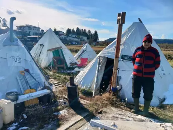 「青森県の農地の一角に“突如現れた”白いテント群…住人を直撃「北欧スタイルの隠れ家で星とビールを楽しむ」78歳男性の半生」の画像