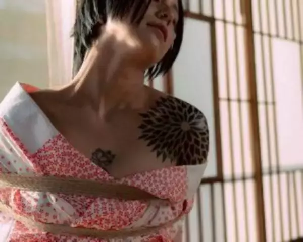 「気持ちのリセットは髪を切るより「刺青」。いじめによる不登校、“17歳での中絶”を乗り越えた32歳女性の「自分らしい生き方」」の画像