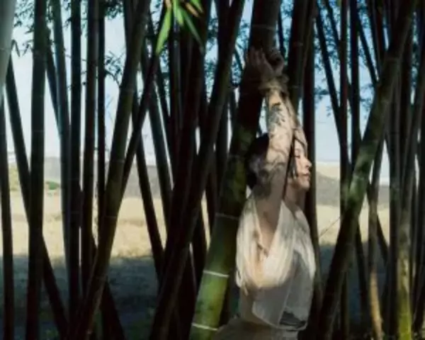 「気持ちのリセットは髪を切るより「刺青」。いじめによる不登校、“17歳での中絶”を乗り越えた32歳女性の「自分らしい生き方」」の画像