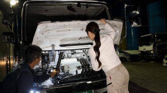 「父の力になれたら…」未経験からトラック運転手に転身した女性の奮闘記。朝3時半起きで終業後はジムへ…ストイックな生活