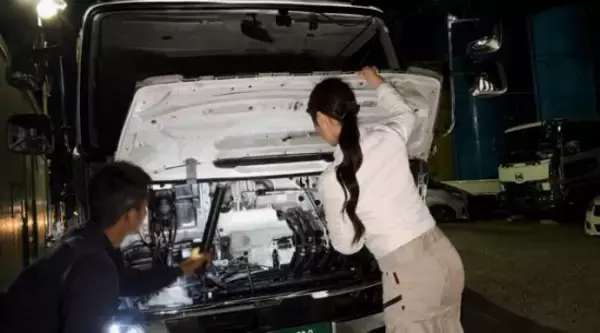 「「父の力になれたら…」未経験からトラック運転手に転身した女性の奮闘記。朝3時半起きで終業後はジムへ…ストイックな生活」の画像
