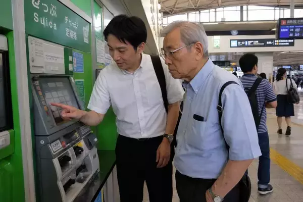 「駅の券売機で何度もやり直す“80代男性”。善意で「代わりに切符を買ってあげた」結果、まさかの一言／駅の「みどりの窓口」はどれくらい減ったのか調べてみた」の画像