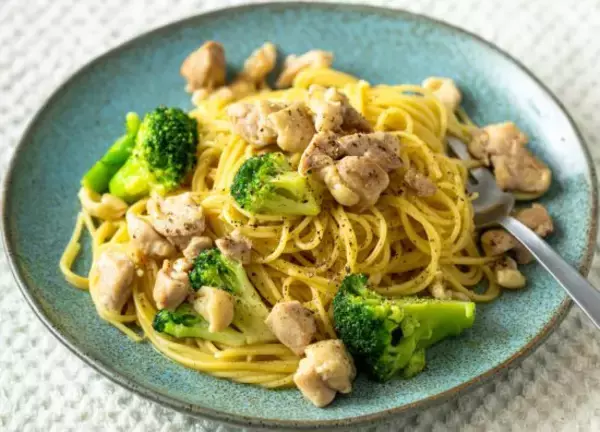 「“洗い物ほぼゼロ”を目指す！フライパンひとつで完成する「ガリバタチキン」「豚キムチクリーム」パスタ」の画像