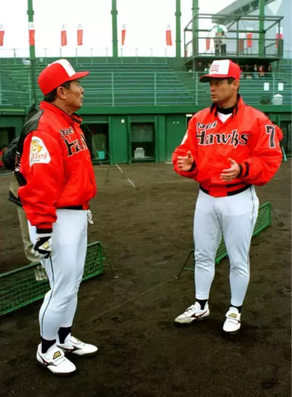 “平成唯一の三冠王”「松中信彦の指導」を王監督に託された石毛宏典。心掛けたのは…「諭すように話し続けた」