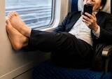 「新幹線で“窓に素足を乗せる”迷惑客…「窓を拭いていただけますか？」現れた男性のひと言に思わず拍手」の画像1