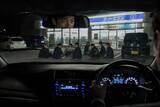 「コンビニの駐車場を占拠するヤンキー8人組を追い払った“効果的な方法”「イキがっていた彼らの顔色が一変」30代男性が放った拳より強力な一言」の画像1
