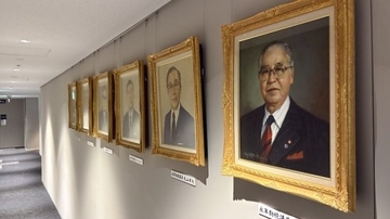 地方議員の“公金ムダ支出”の実態。一人300万円超の豪華海外視察、公用車は2000万円のセンチュリー…