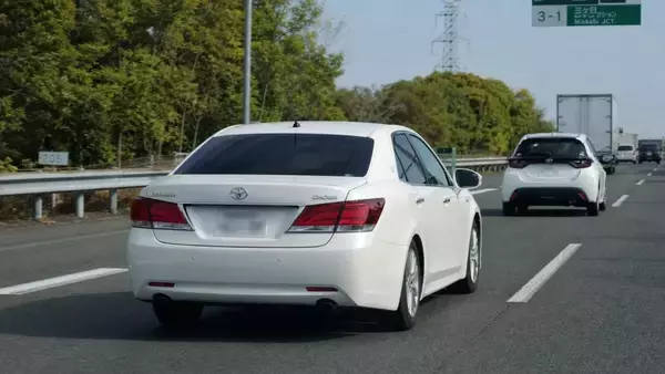 「あおり運転をした“ヤンキー仕様の車”が返り討ちに。高速道路で覆面パトカーに連行されるまで／「覆面パトカー」は正式名称じゃない？調べてみた」の画像