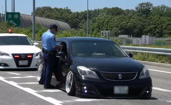 「あおり運転をした“ヤンキー仕様の車”が返り討ちに。高速道路で覆面パトカーに連行されるまで／「覆面パトカー」は正式名称じゃない？調べてみた」の画像