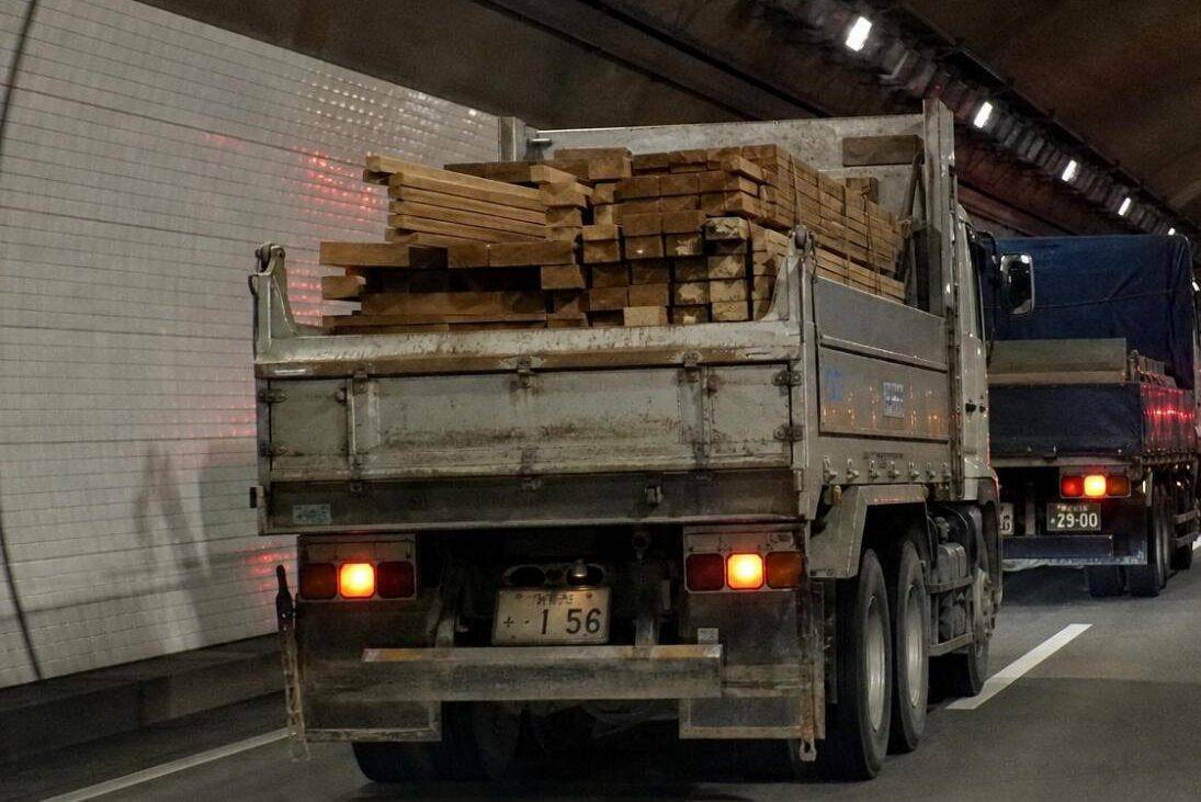あおり運転をした“ヤンキー仕様の車”が返り討ちに。高速道路で覆面パトカーに連行されるまで／「覆面パトカー」は正式名称じゃない？調べてみた